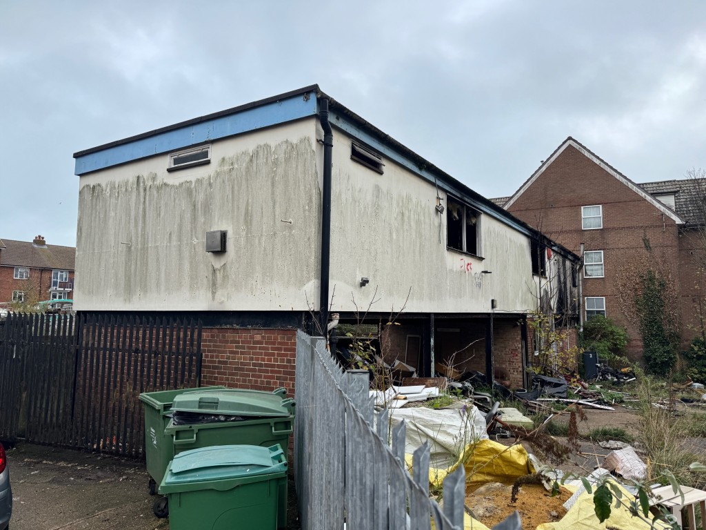 Lot: 2 - FREEHOLD FORMER OFFICE BUILDING AND ASSOCIATED BUILDING WITH LAPSED PLANNING PERMISSION FOR 14 UNITS - side & rear of Stoneleigh House